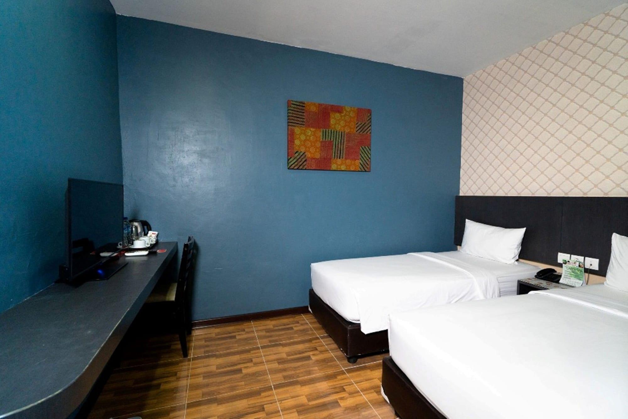 Crew Express Hotel Lubukpakam Exterior photo