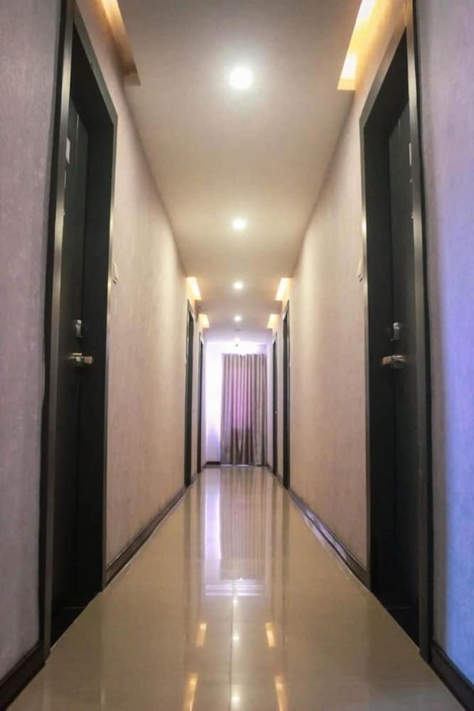 Crew Express Hotel Lubukpakam Exterior photo