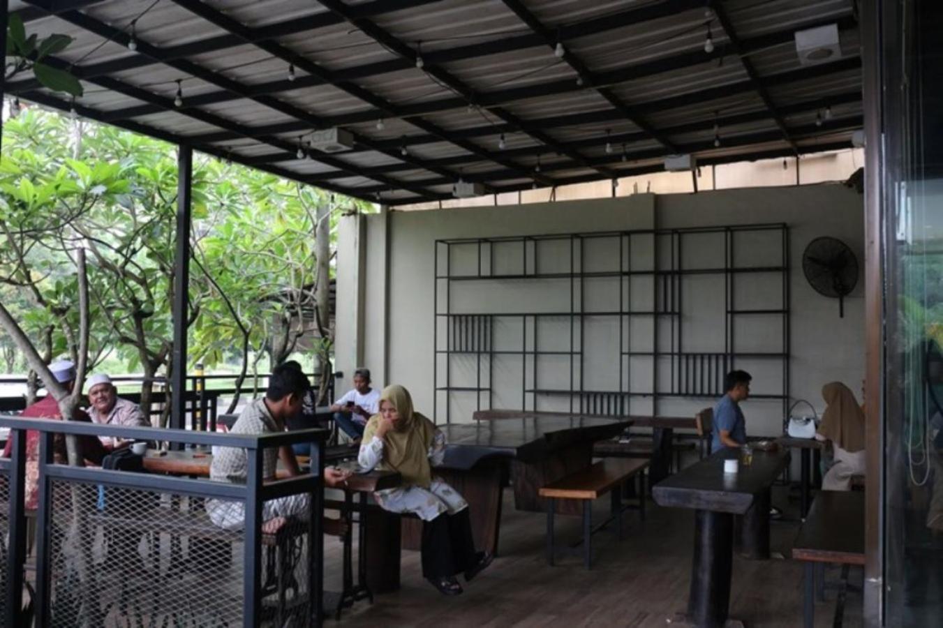 Crew Express Hotel Lubukpakam Exterior photo