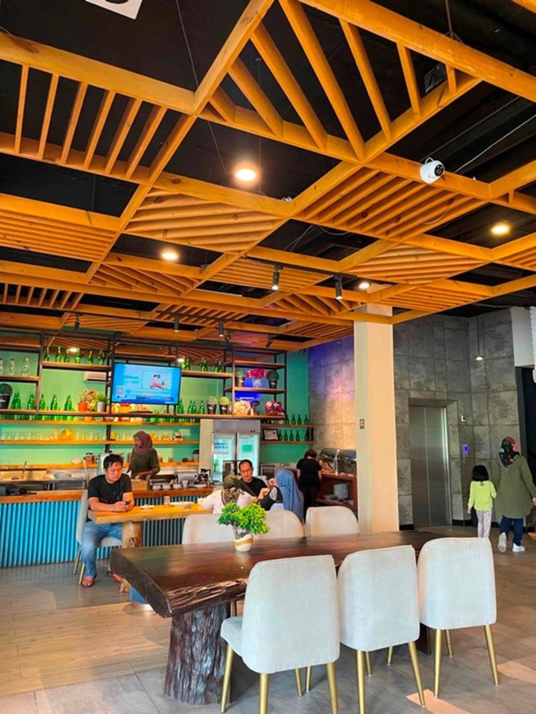 Crew Express Hotel Lubukpakam Exterior photo